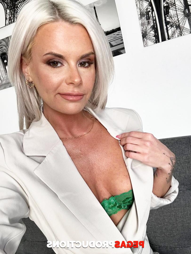 20P A namorada tatuada La Petite Blonde mostra seus peitos muito pequenos