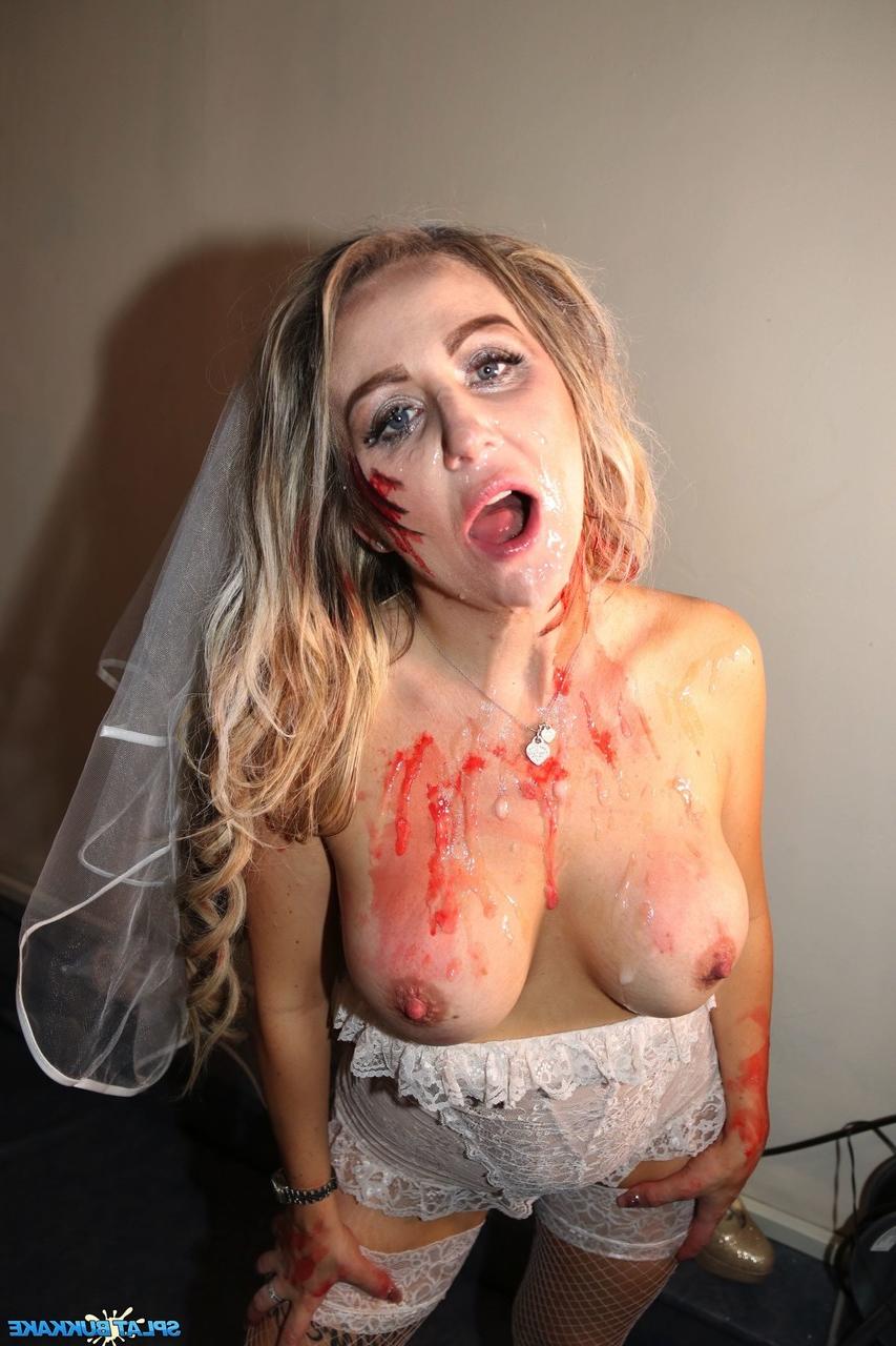 16P Novia zombie muestra sus tetas mientras participa en una sesión de bukkake
