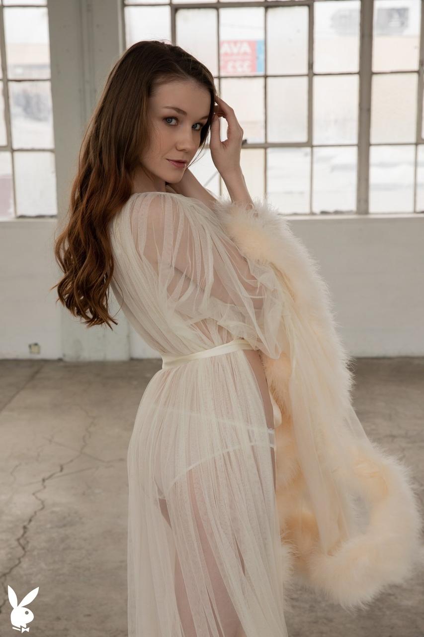 20P La grande beauté Emily Bloom enlève sa lingerie blanche et pose nue.