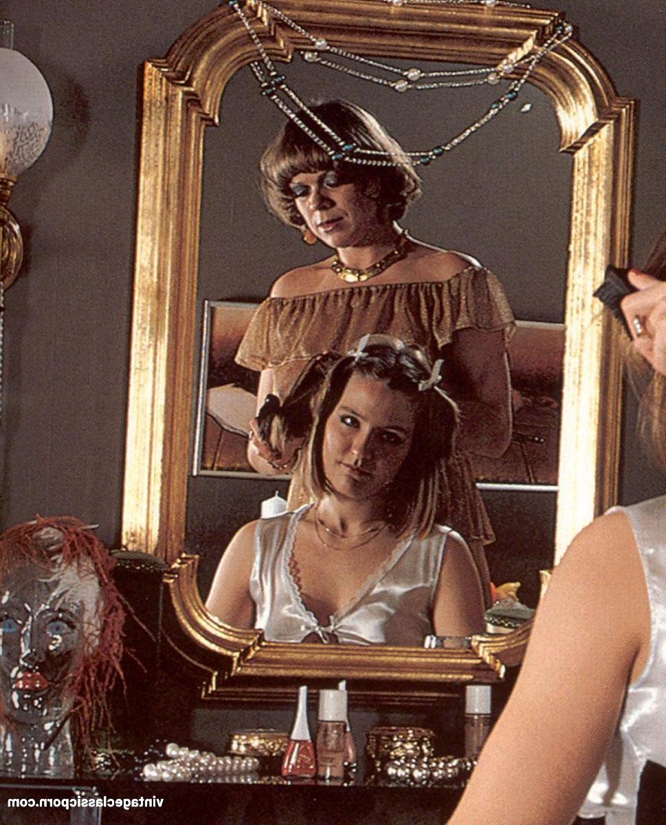 20P Doces garotas vintage se despem e provam dois paus antes de um quarteto quente