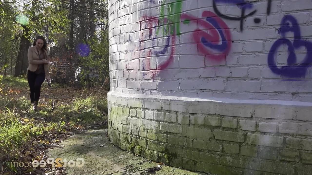 15P A garota branca Diana mija muito atrás de uma estrutura de tijolos