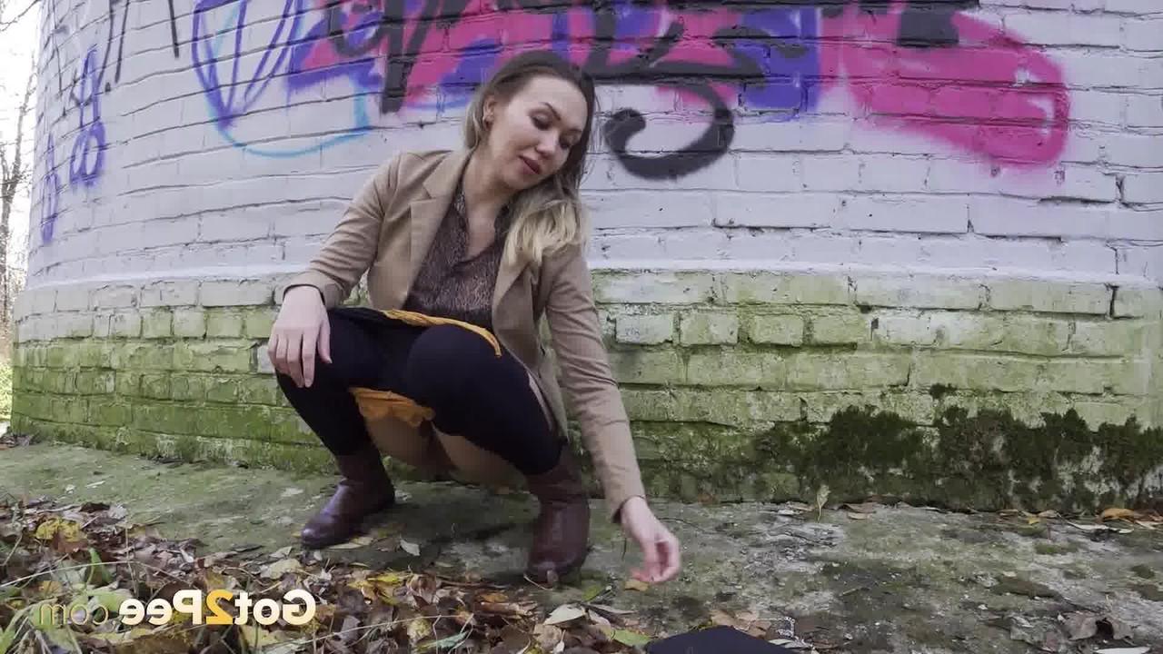 15P A garota branca Diana mija muito atrás de uma estrutura de tijolos