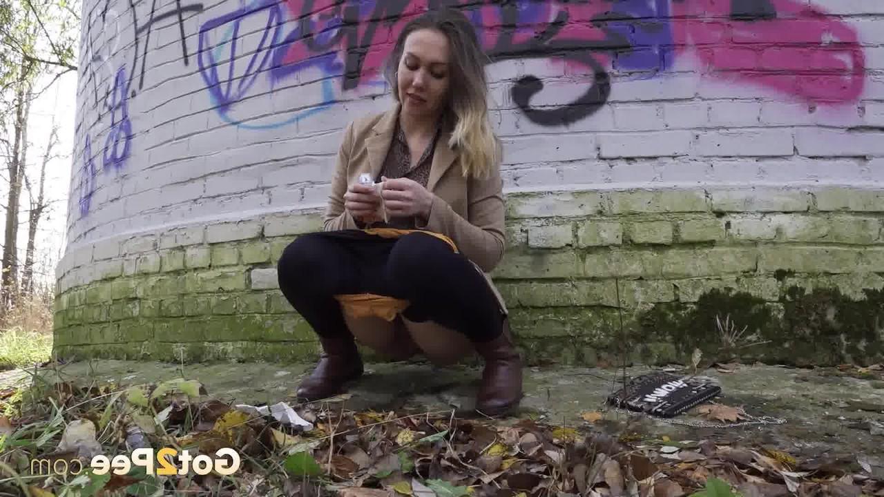 15P A garota branca Diana mija muito atrás de uma estrutura de tijolos