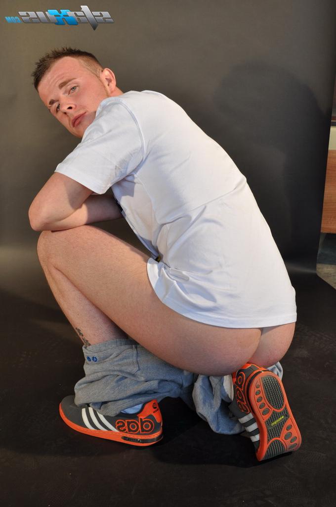 20P Les nymphos gays Scally Jay et Nick Wilson ayant des relations sexuelles orales et anales en public