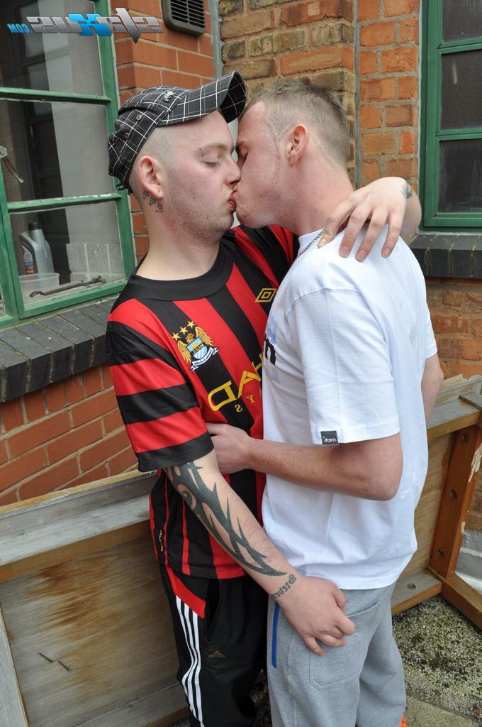 20P Les nymphos gays Scally Jay et Nick Wilson ayant des relations sexuelles orales et anales en public