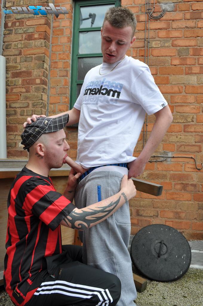 20P Les nymphos gays Scally Jay et Nick Wilson ayant des relations sexuelles orales et anales en public