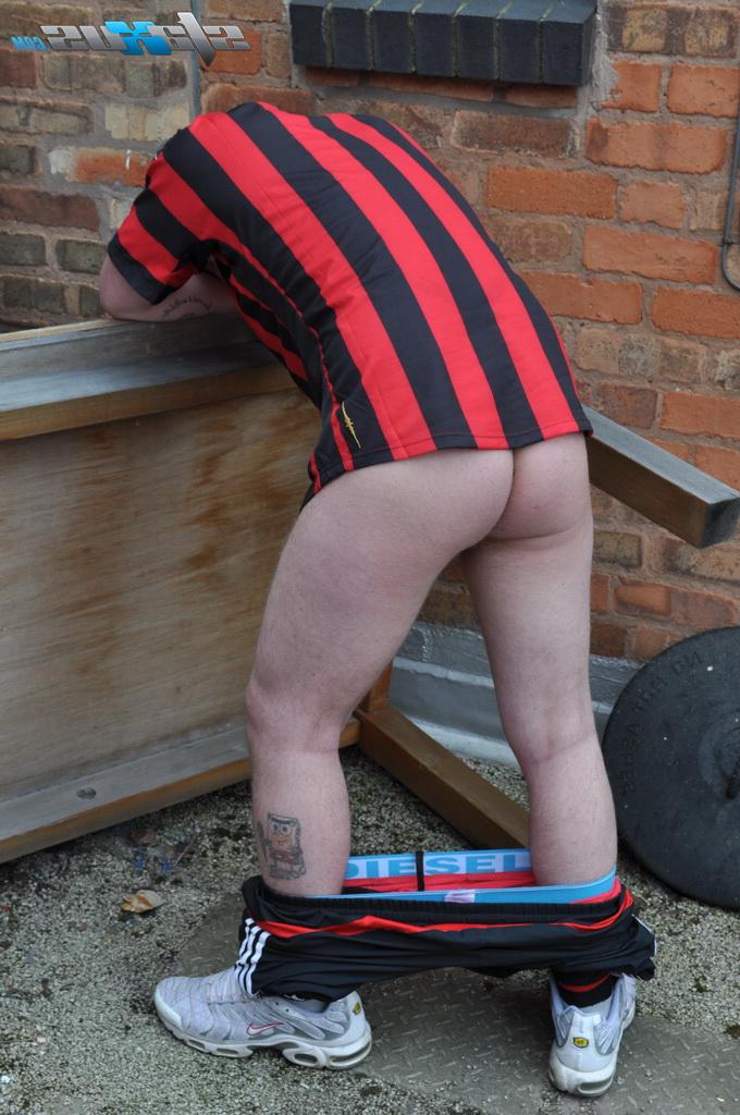20P Les nymphos gays Scally Jay et Nick Wilson ayant des relations sexuelles orales et anales en public