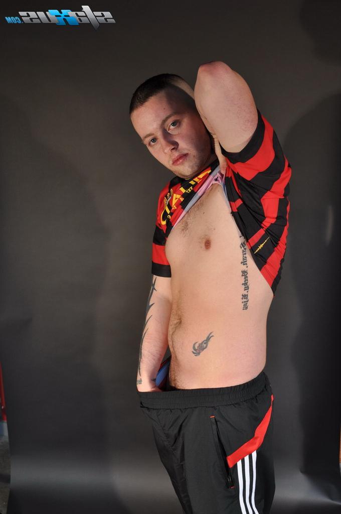 20P Les nymphos gays Scally Jay et Nick Wilson ayant des relations sexuelles orales et anales en public