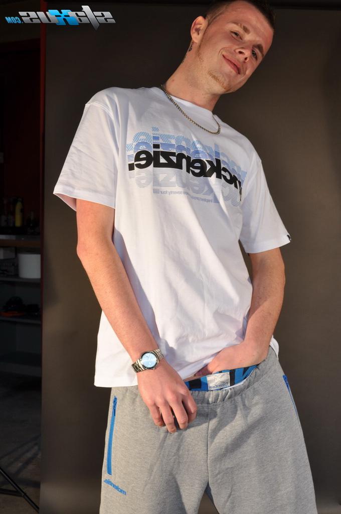 20P Les nymphos gays Scally Jay et Nick Wilson ayant des relations sexuelles orales et anales en public