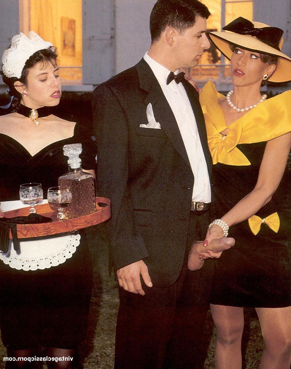 20P Une dame en chaleur et une femme de chambre montrent leurs chattes et partagent la bite d'un majordome en bas