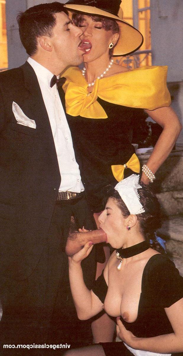 20P Une dame en chaleur et une femme de chambre montrent leurs chattes et partagent la bite d'un majordome en bas