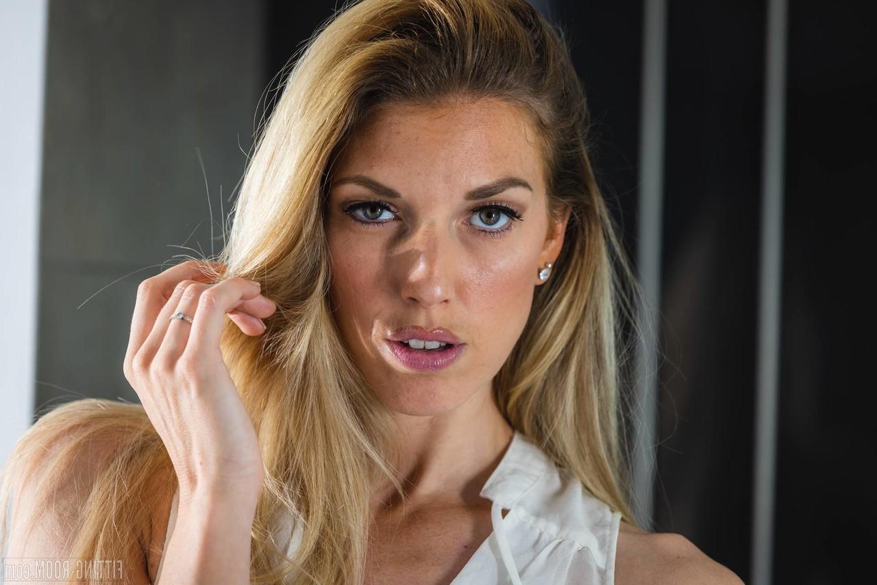 10P La joven rubia Natasha Chloe se masturba con un vibrador rosa durante una acción en solitario
