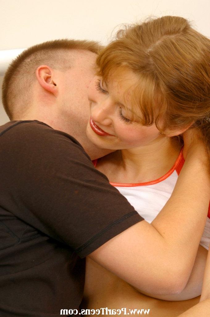 16P はつらつとした胸を持つ若い赤毛と性交前にベッドの上で彼女の男 69
