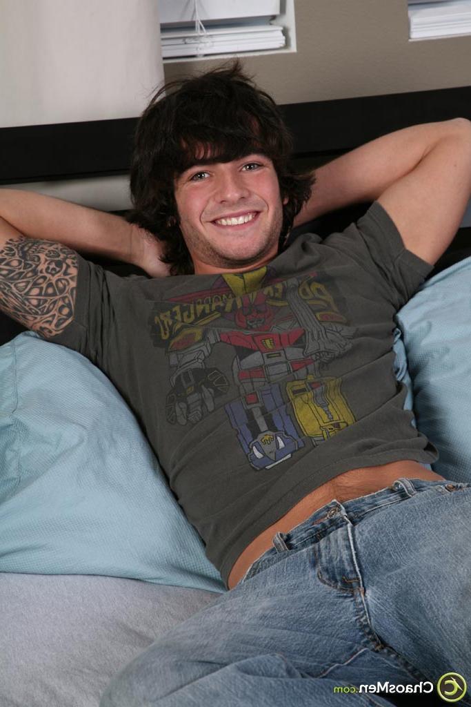 20P Le bel étalon gay Bryan laisse le gars du room service sucer sa grosse bite