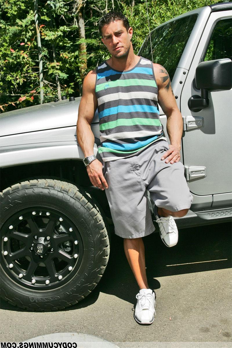 20P Gay amador Cody Cummings mostra seu pau e posa no quintal