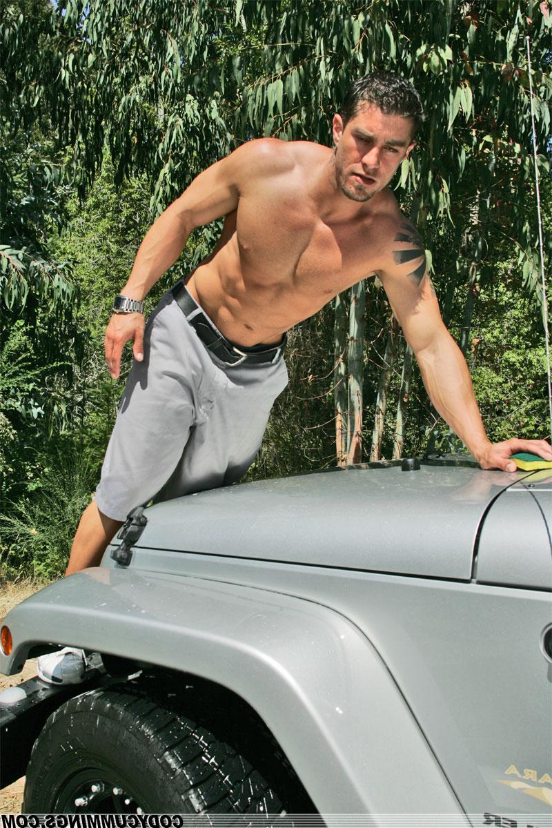 20P Gay amador Cody Cummings mostra seu pau e posa no quintal