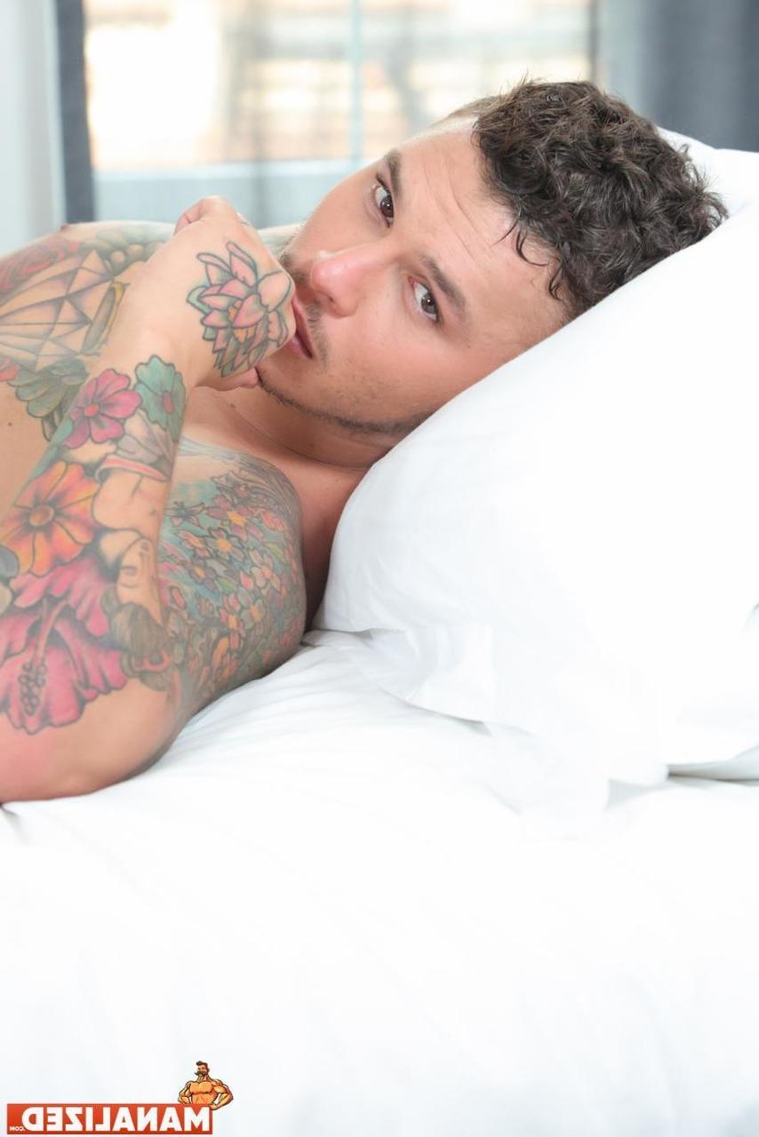 20P Die heißen, tätowierten Schwulen Seth Knight und Kris Knight bumsen hart auf ihrem Bett