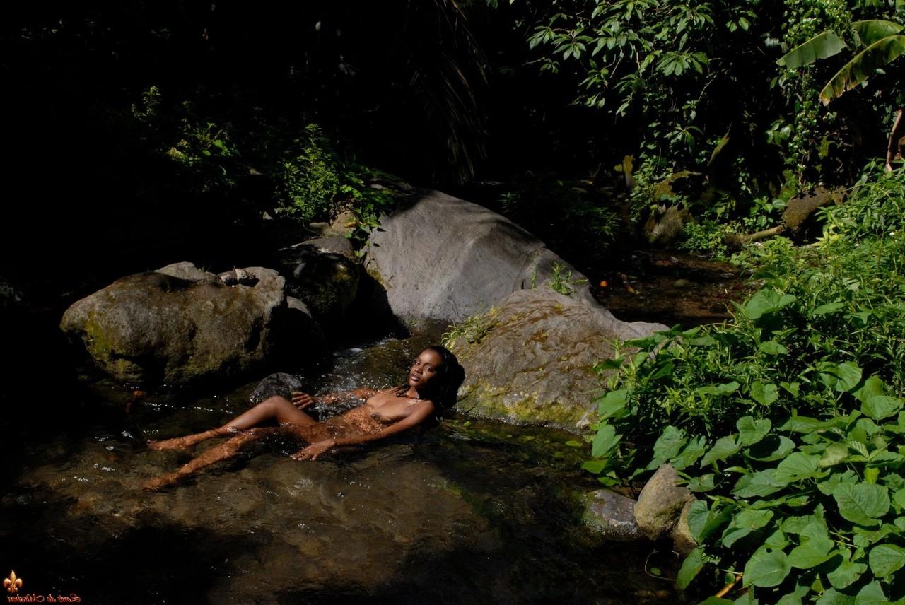 15P A negra Lina tira o biquíni para ficar nua em uma piscina de água doce