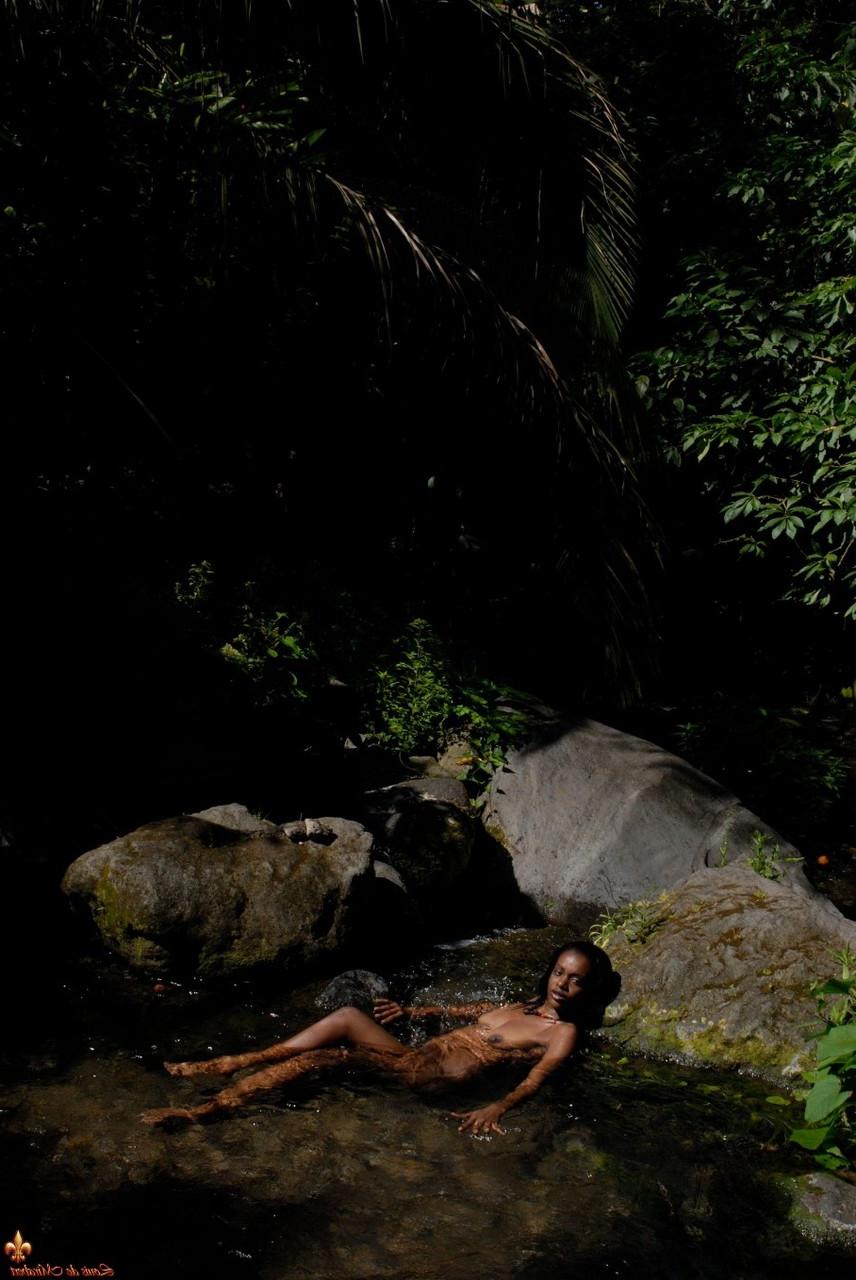 15P A negra Lina tira o biquíni para ficar nua em uma piscina de água doce