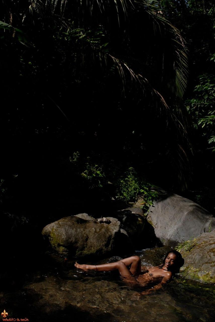 15P A negra Lina tira o biquíni para ficar nua em uma piscina de água doce
