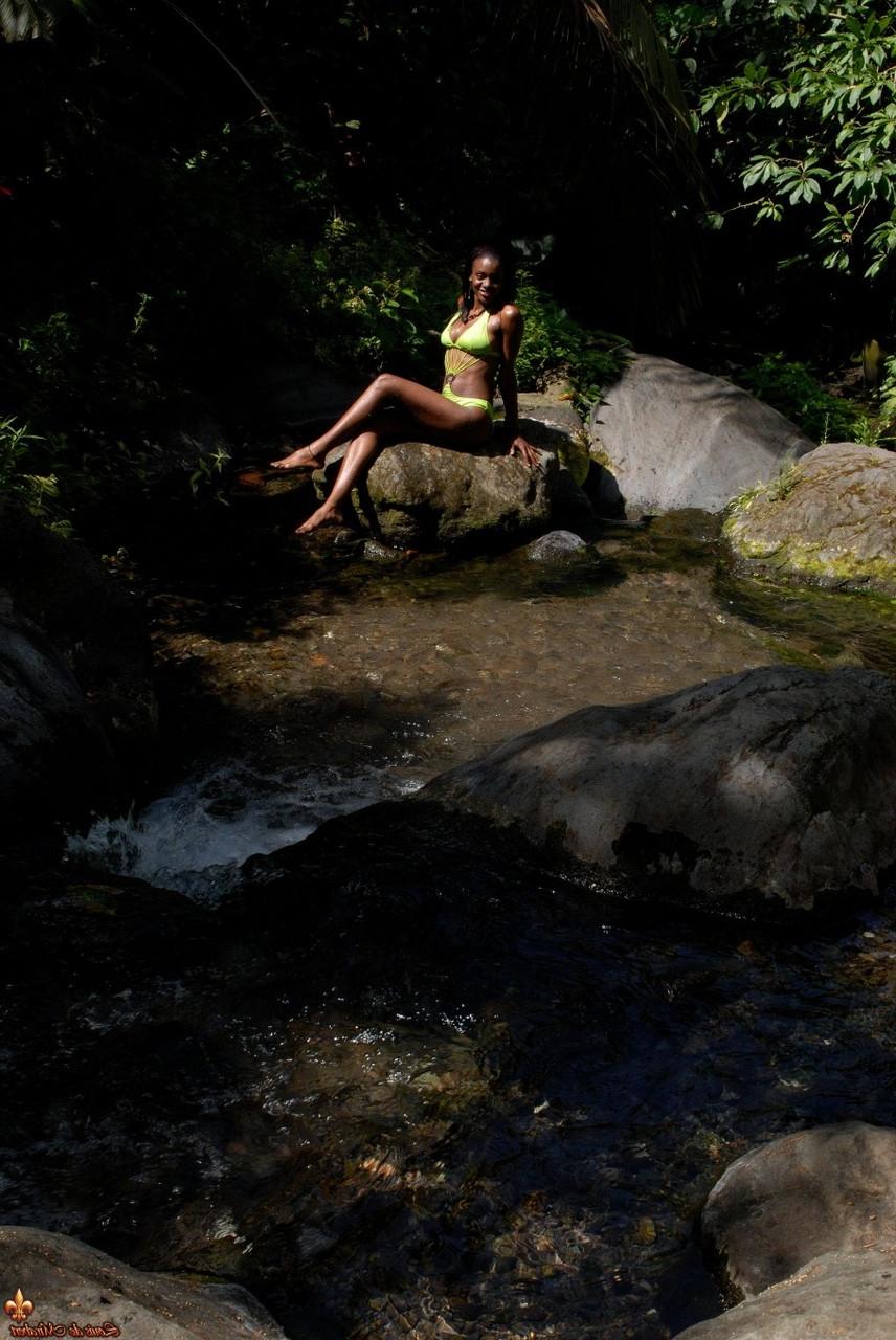 15P A negra Lina tira o biquíni para ficar nua em uma piscina de água doce