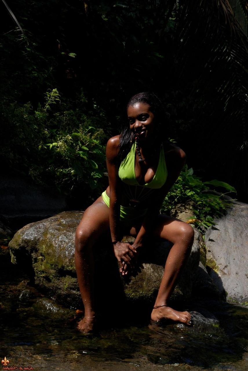 15P A negra Lina tira o biquíni para ficar nua em uma piscina de água doce