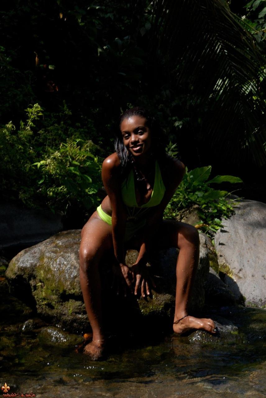 15P A negra Lina tira o biquíni para ficar nua em uma piscina de água doce