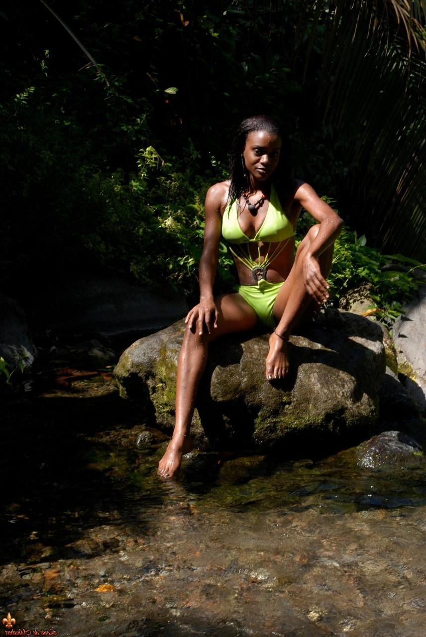 15P A negra Lina tira o biquíni para ficar nua em uma piscina de água doce