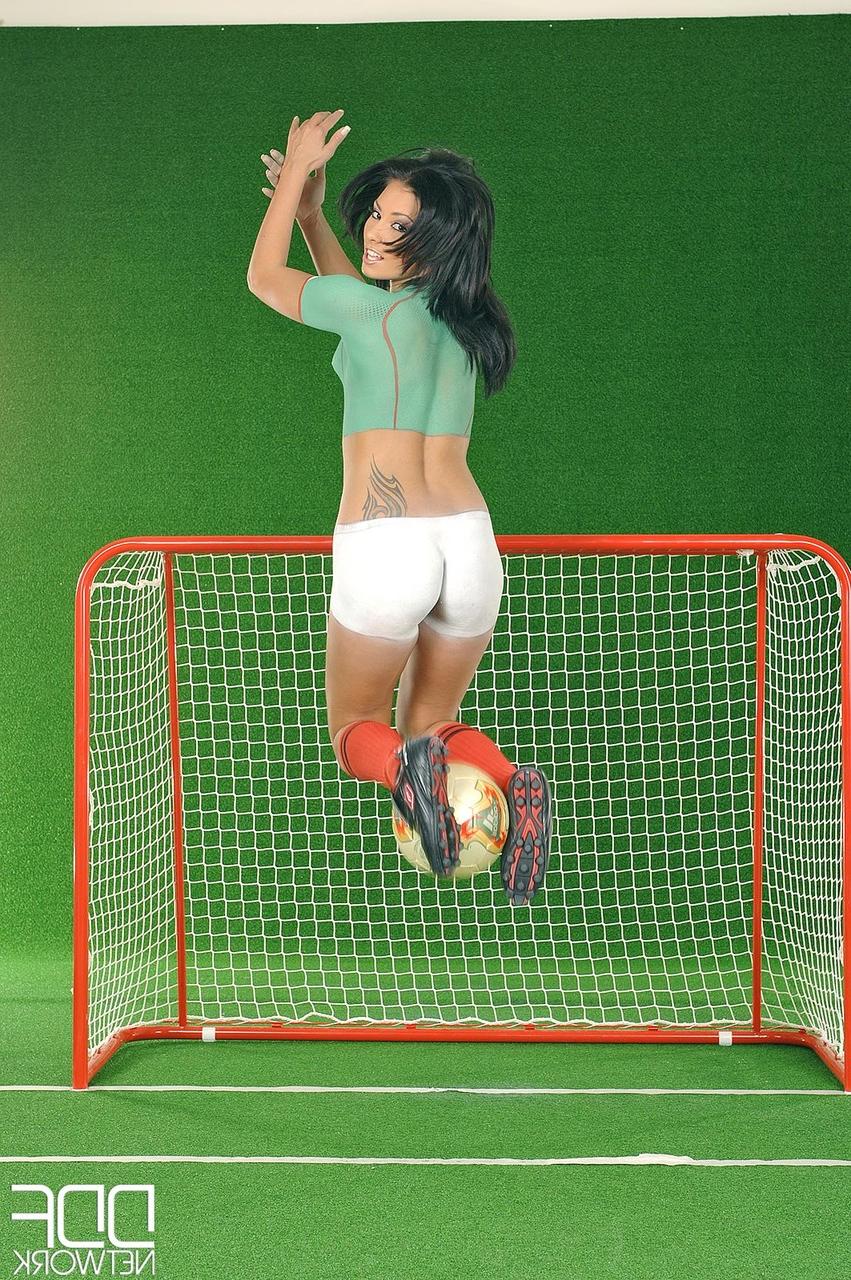 20P Brunette soccer player Anetta Keys flaunts her curves wearing body paint