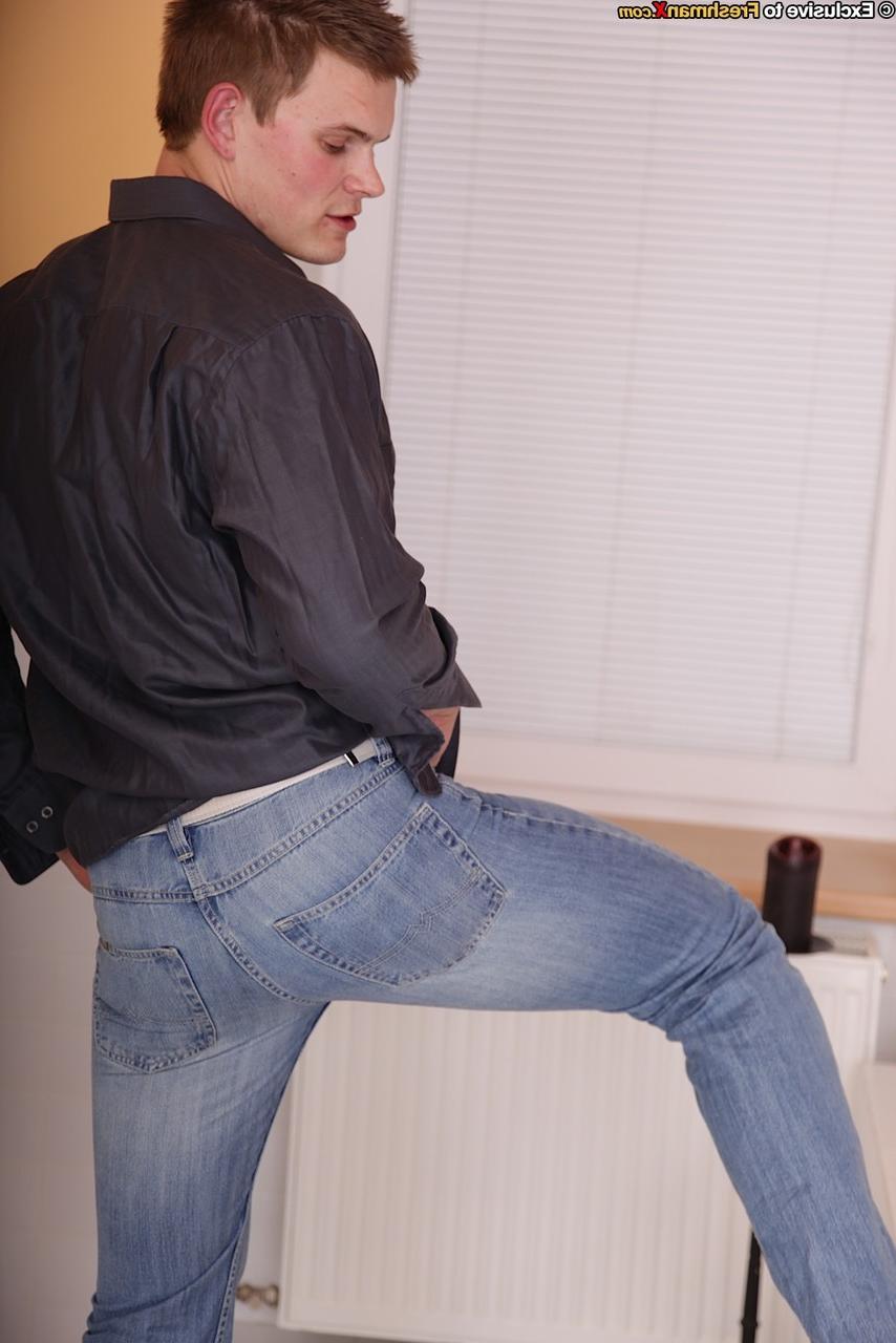 20P Rudy, mec gay sexy, enlève ses jeans et ses masturbateurs lors d'un show solo