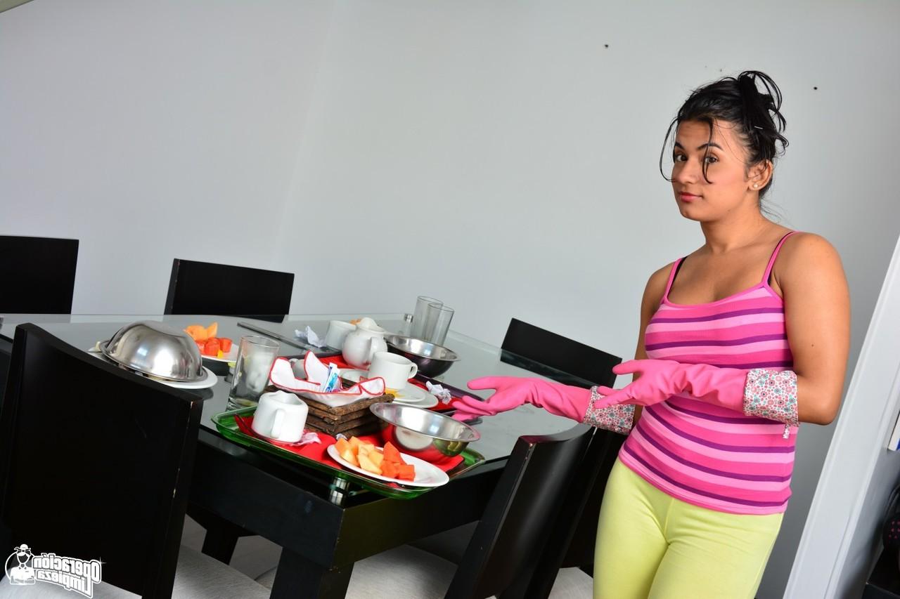 20P A desagradável faxineira colombiana é fodida com força na cama do quarto de hotel