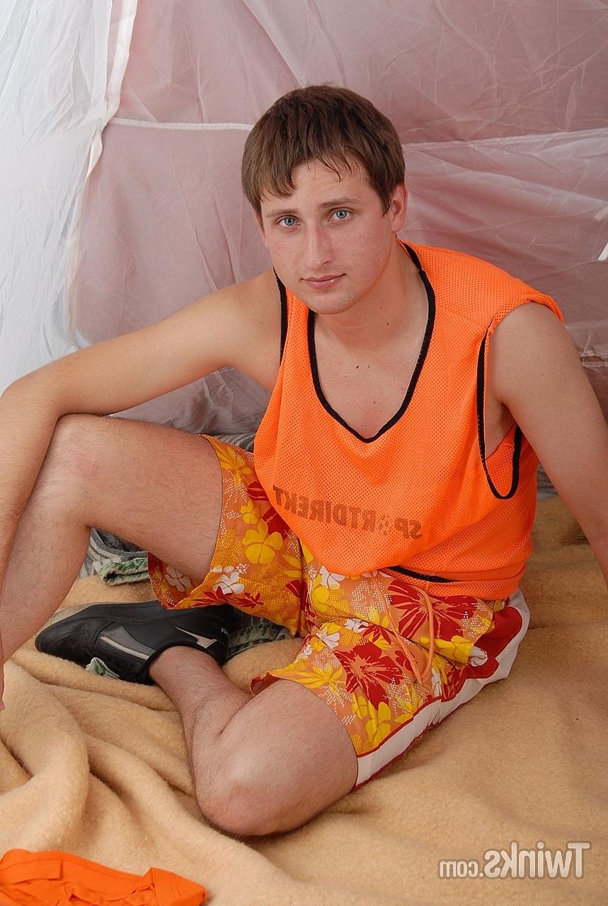 20P Des campeurs gays sales se déshabillant et ayant des relations sexuelles anales brutales dans leur tente