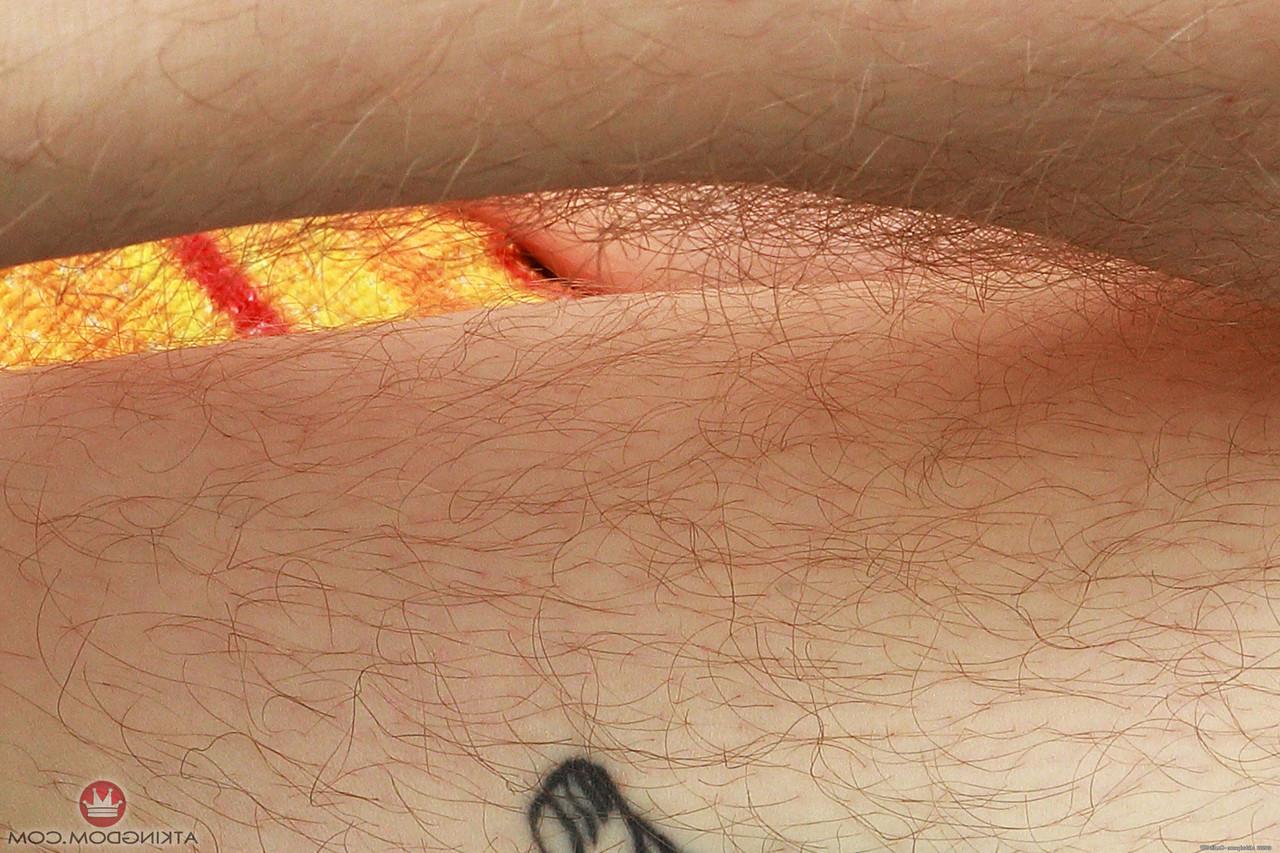 20P A loira safada Apricot Pitts espalha sua buceta peluda em um strip-tease ao ar livre