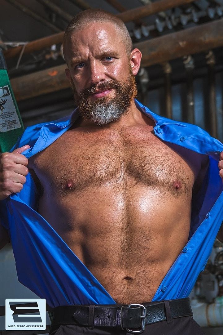 20P O chefe gay maduro, Sr. Caber, lambe e bate no cu do gostoso Jackson Grant