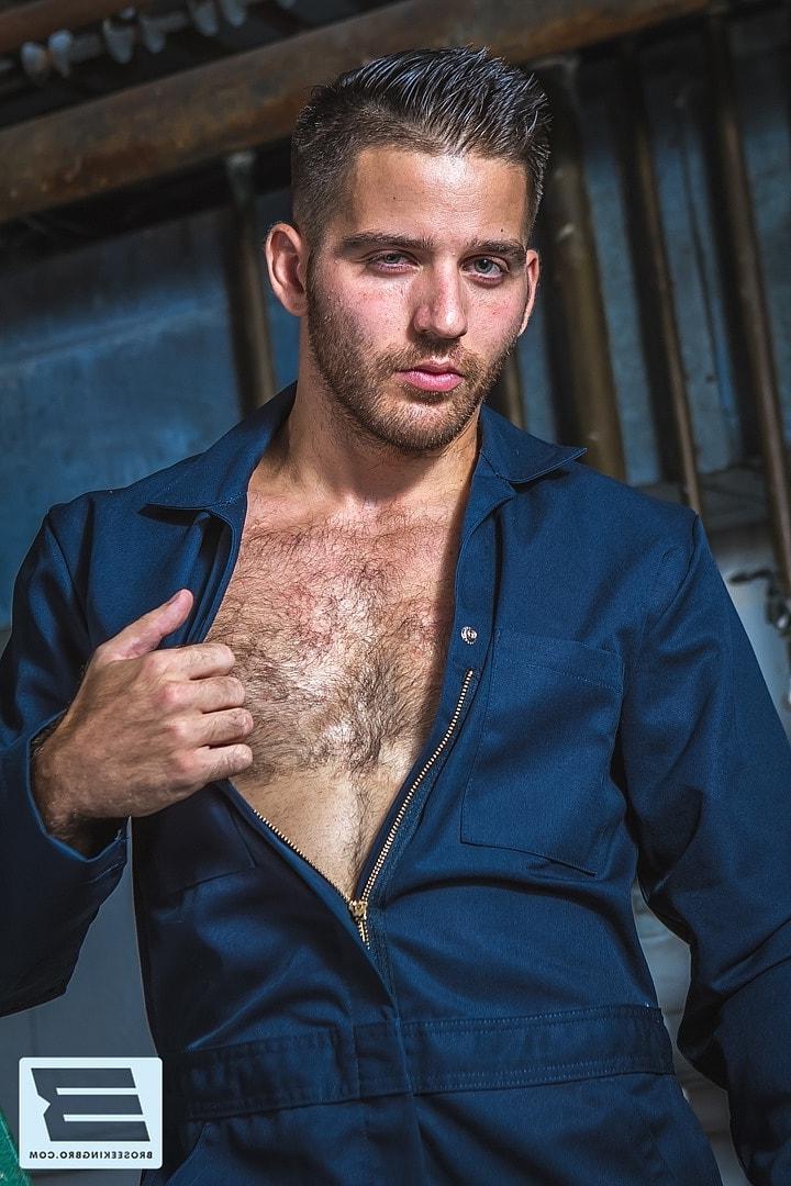 20P O chefe gay maduro, Sr. Caber, lambe e bate no cu do gostoso Jackson Grant