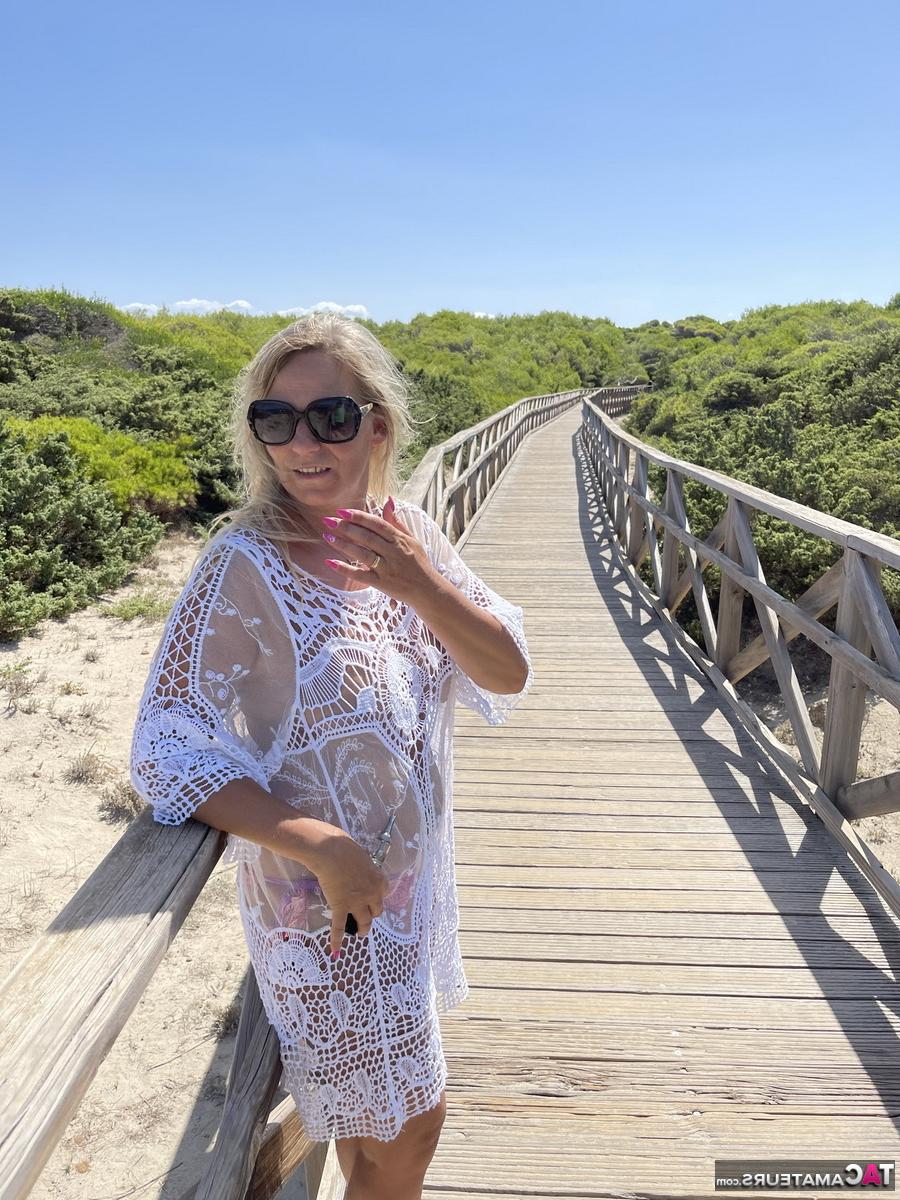 16P La blonde d'âge moyen Sweet Susi s'expose dans un parc public.