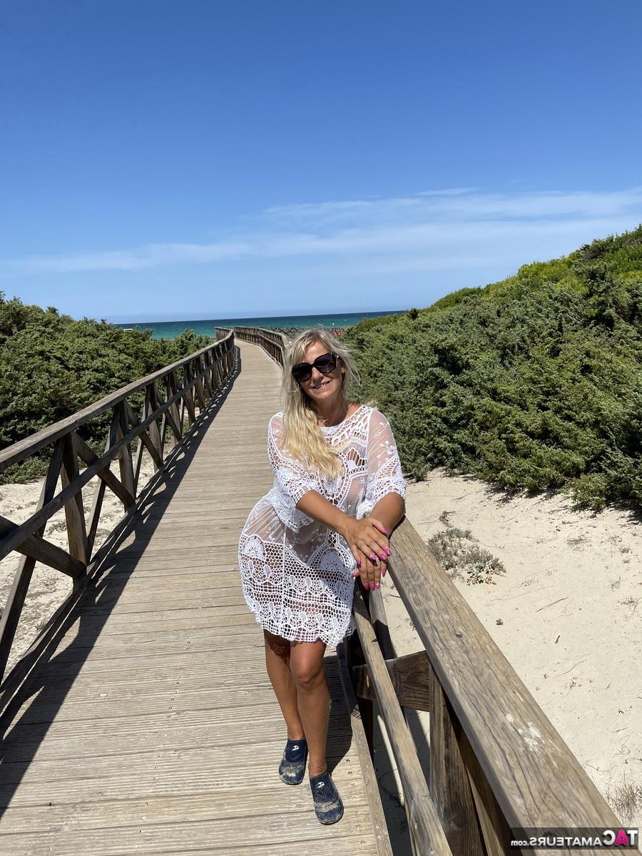 16P La blonde d'âge moyen Sweet Susi s'expose dans un parc public.