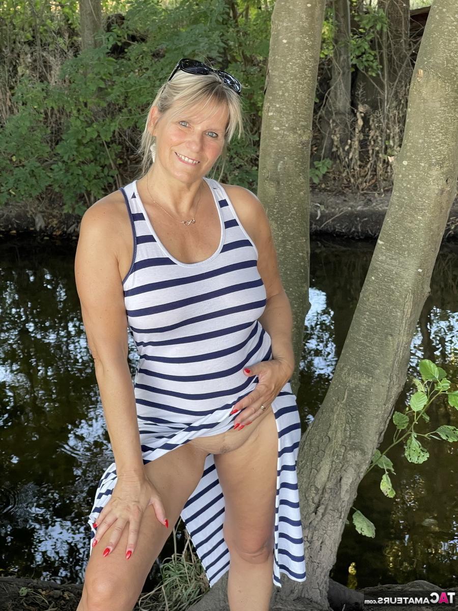 16P La blonde d'âge moyen Sweet Susi s'expose dans un parc public.