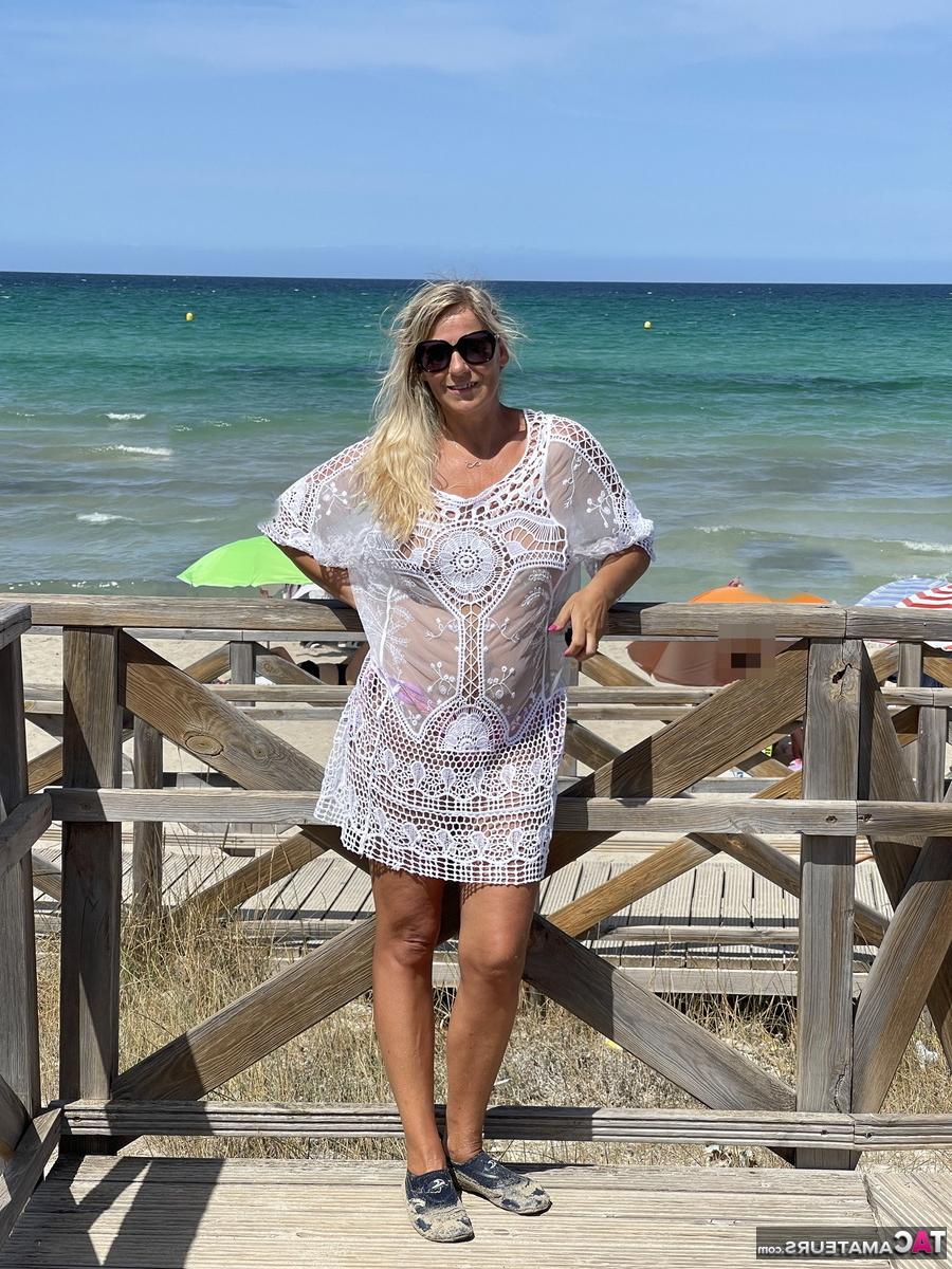 16P La blonde d'âge moyen Sweet Susi s'expose dans un parc public.