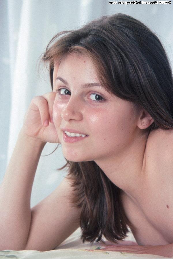17P Lina Valentine, jeune amateur, ne se rase pas le pubis depuis quelques mois.