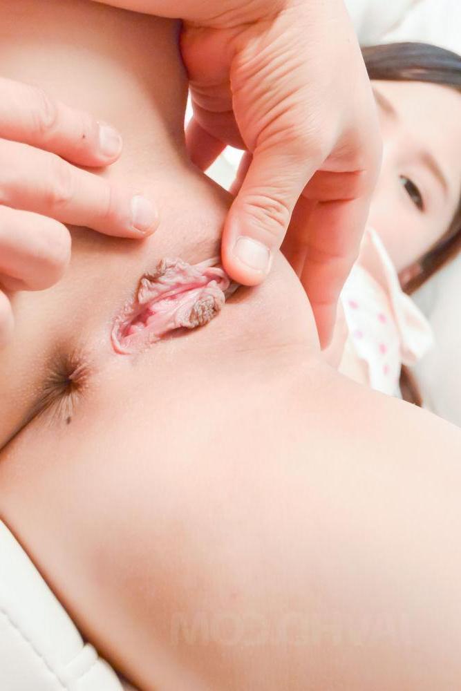 15P A jovem japonesa Risa Oomomo leva um pau dentro de sua boceta careca
