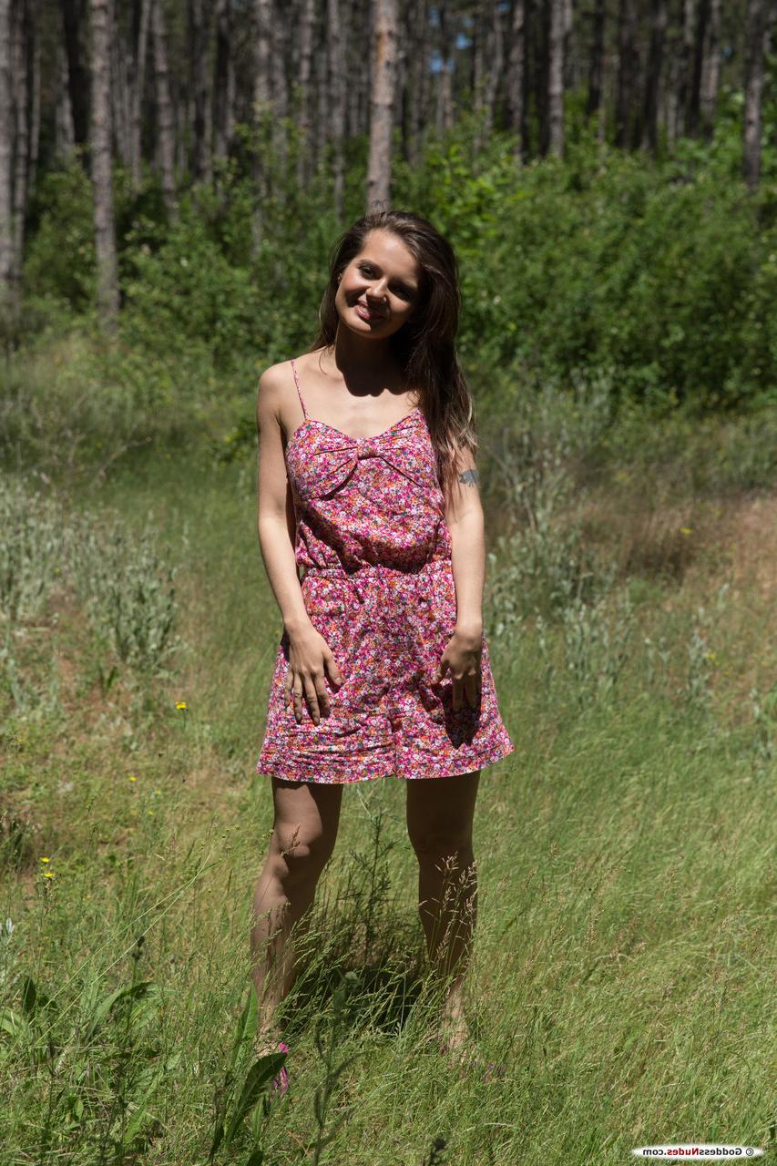 17P La joven belleza de cabello oscuro Pola pasa tiempo en el bosque mostrando su cuerpo