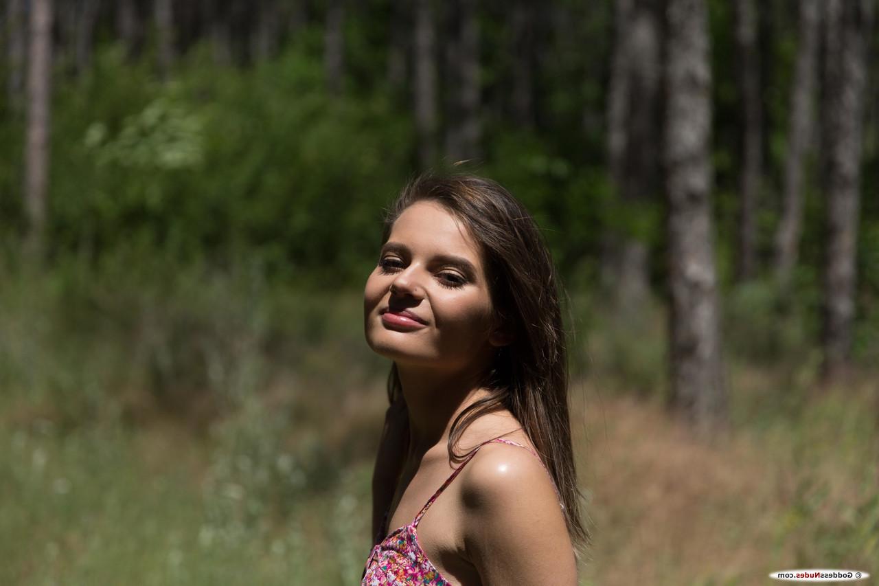 17P La joven belleza de cabello oscuro Pola pasa tiempo en el bosque mostrando su cuerpo