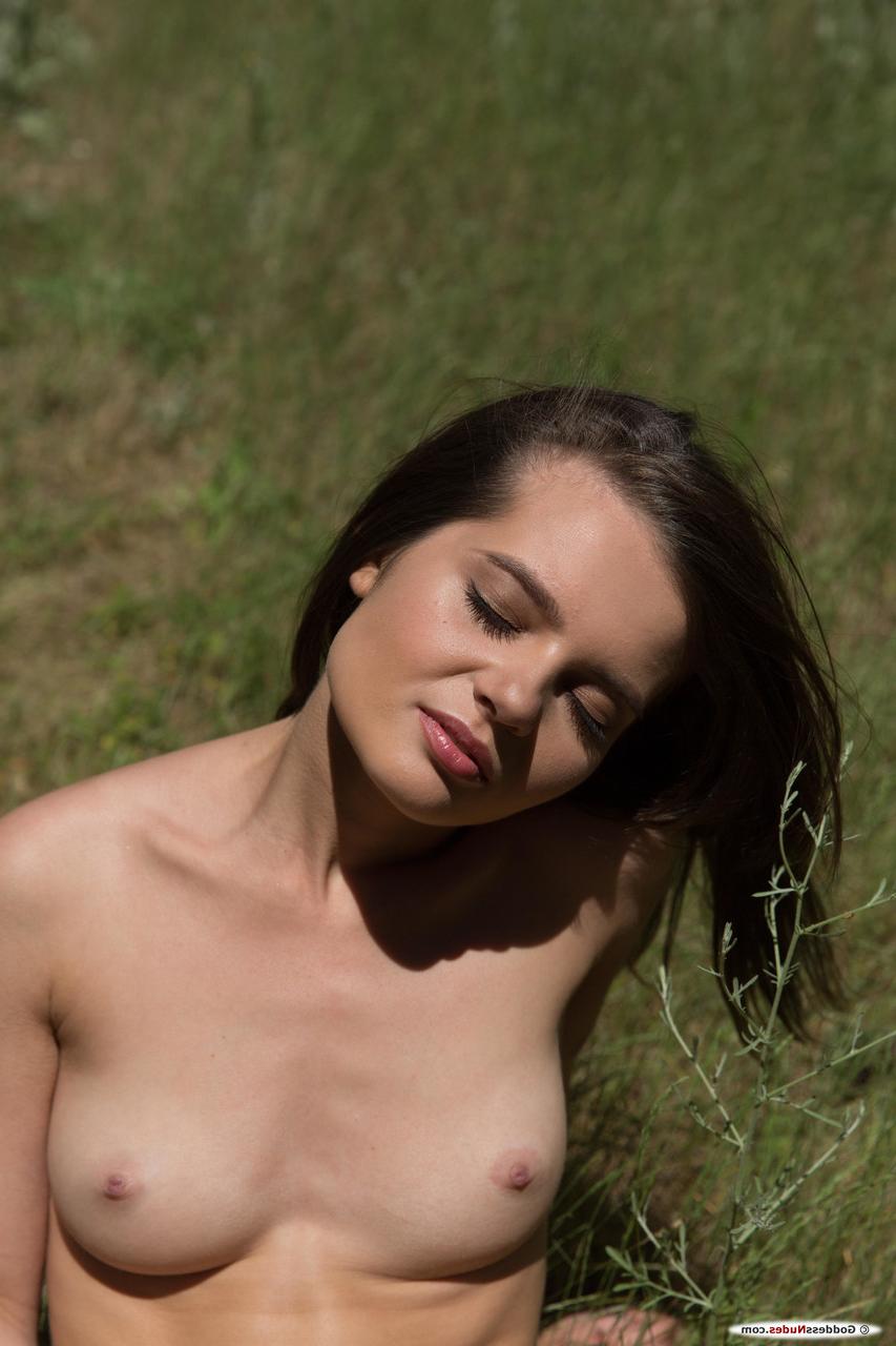 17P La joven belleza de cabello oscuro Pola pasa tiempo en el bosque mostrando su cuerpo