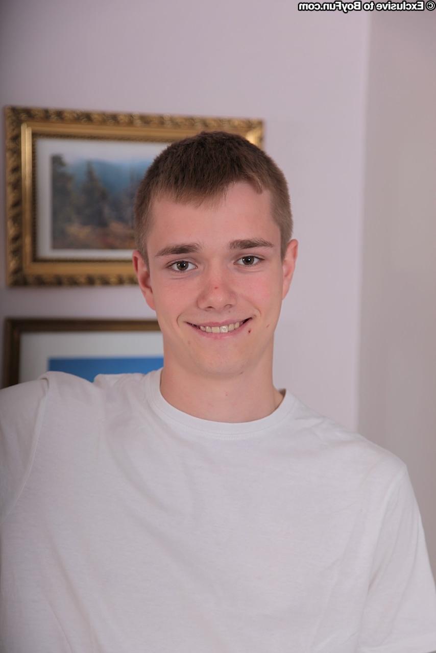 20P El chico gay de pelo corto Peyton muestra su culo firme y se masturba apasionadamente