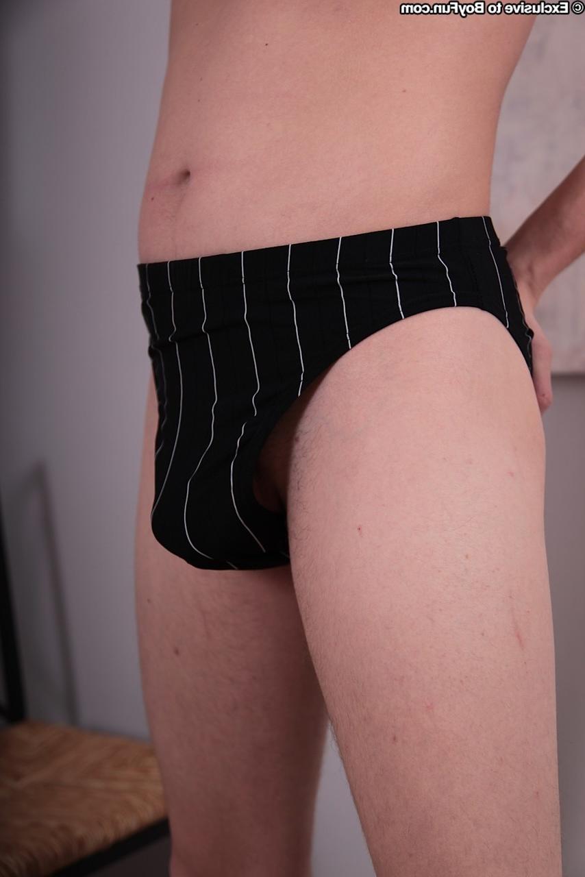 20P El chico gay de pelo corto Peyton muestra su culo firme y se masturba apasionadamente