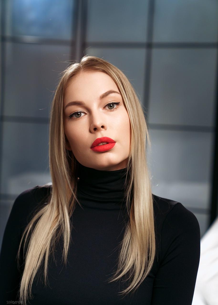 20P A lésbica Mimi Cica faz sexo com strapon com sua namorada sexy depois de lamber sua buceta