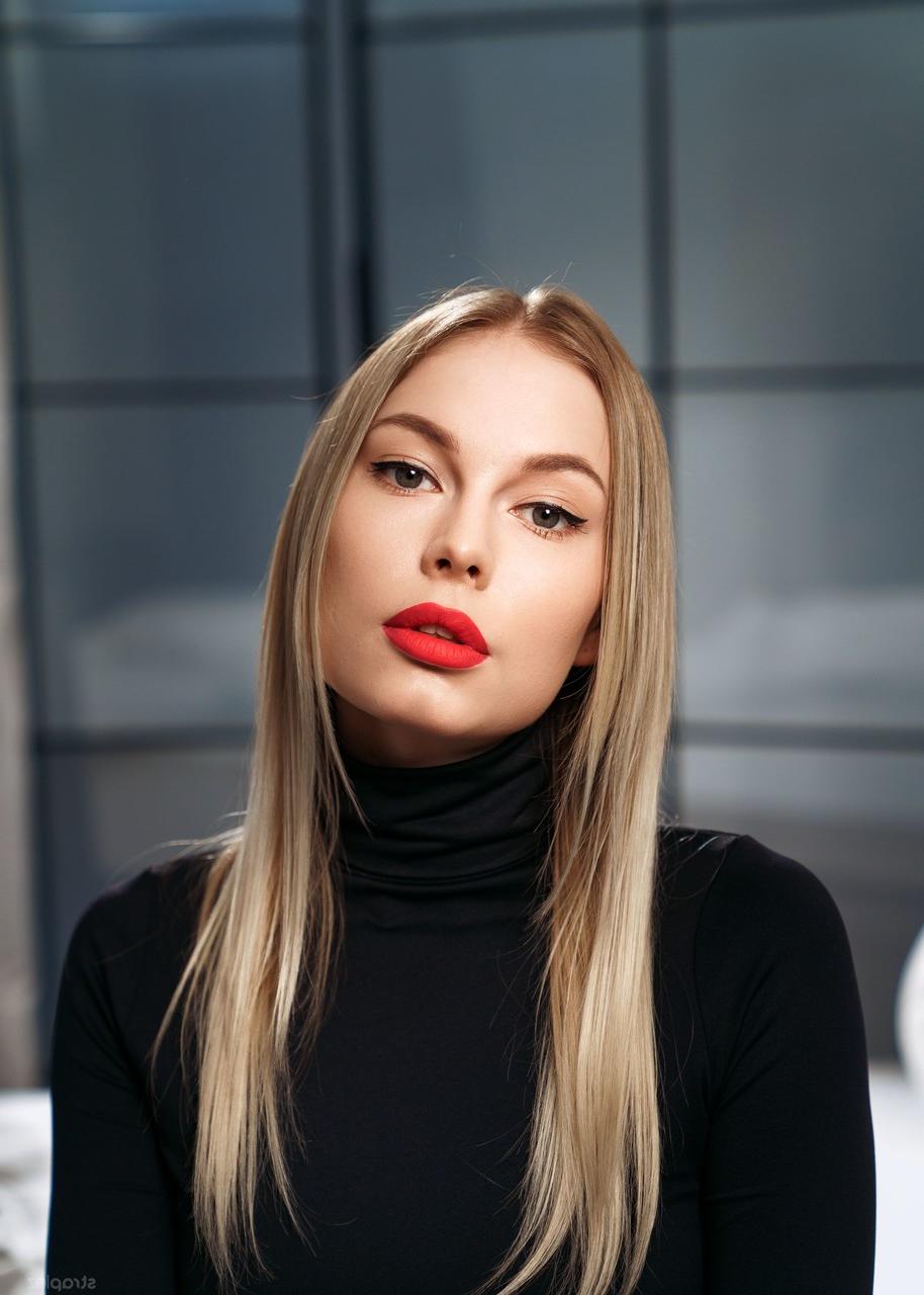 20P A lésbica Mimi Cica faz sexo com strapon com sua namorada sexy depois de lamber sua buceta