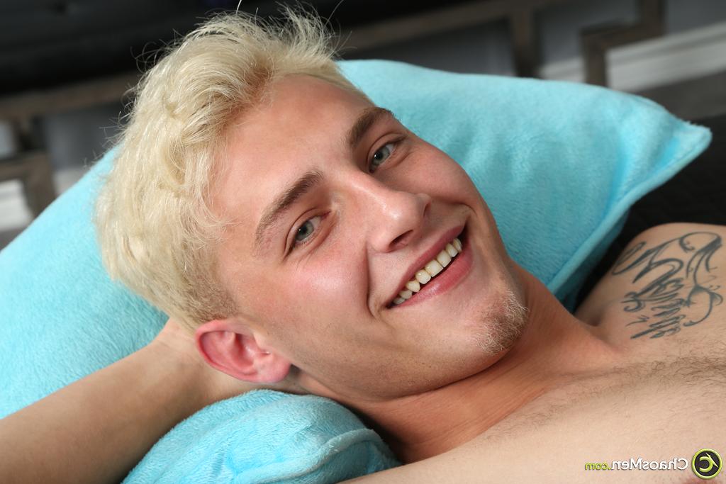 20P El lindo jovencito rubio Karl revela su cuerpo, sus tatuajes y su cálida polla en un solo