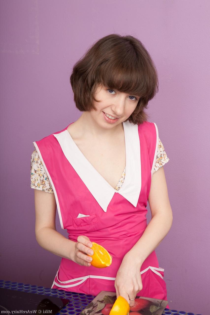 20P Die brünette Amateurin Miki zieht ihr rosa Kleid aus und stellt ihre buschige Möse zur Schau